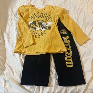 Missouri Tigers Yellow and Black Outfit